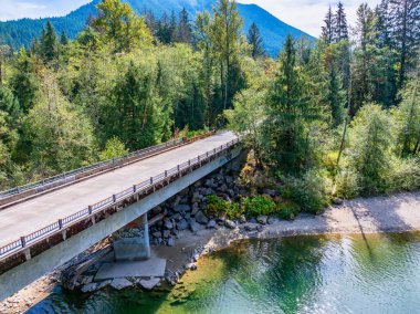 Washington 'daki Snoqualmie Nehri üzerinde bir otoyol köprüsü manzarası.