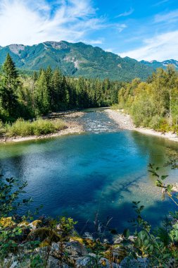 Snoqualmie Nehri manzarası ve Washington 'daki dağlar.