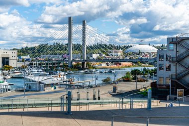Tacoma, Washingotn 'daki Foss Waterway' deki süspansiyon brdige manzarası..