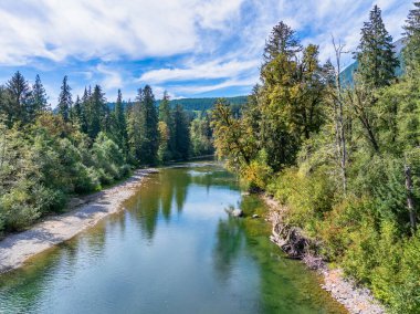 Washington 'daki orta çatallara yakın Snoqualmie Nehri manzarası..