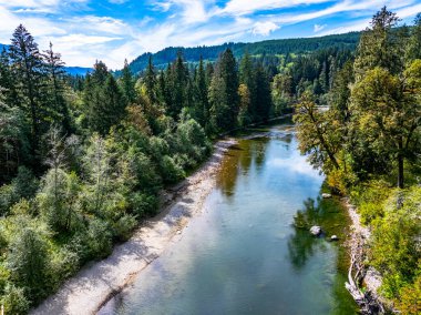 Washington 'da dağlar ve Snoqualmie Nehri manzarası.