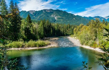 Snoqualmie Nehri manzarası ve Washington 'daki dağlar.