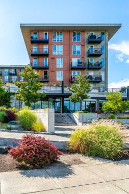 Tacoma, Washington 'daki Foss Waterway yakınlarında bir apartman manzarası.