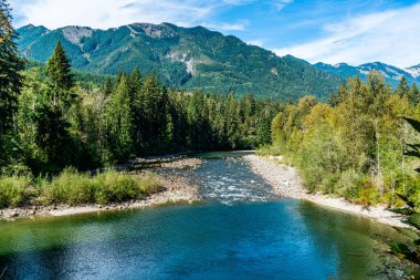 Snoqualmie Nehri manzarası ve Washington 'daki dağlar.