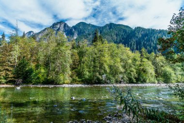 Snoqualmie Nehri manzarası ve Washington 'daki dağlar.