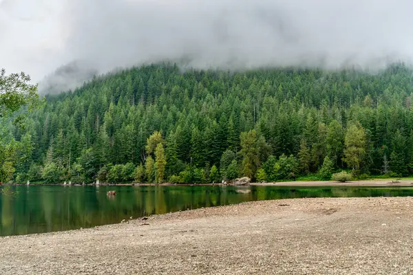 Kuzey Bend, Washington 'daki Çıngıraklı Yılan Gölü' nün üzerinde bulutlar asılı..