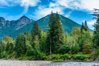 Snoqualmie Nehri manzarası ve Washington 'daki dağlar.