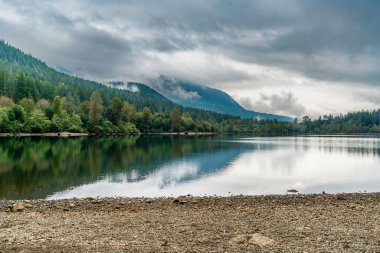 Kuzey Bend, Washington 'daki Çıngıraklı Yılan Gölü' nün üzerinde bulutlar asılı..