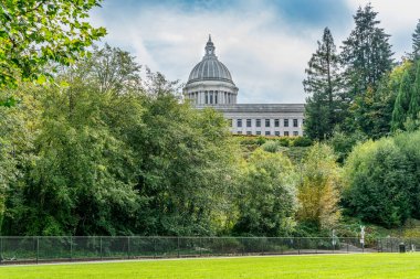 Olympia 'daki Washington State' in başkentindeki bir binanın altından manzara.