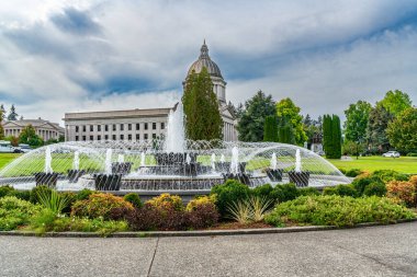 Olympia 'daki Washington State' in başkentinde bir bina ve çeşme..