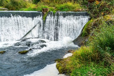 Tumwater, Washington 'da çağlayan bir şelale manzarası.
