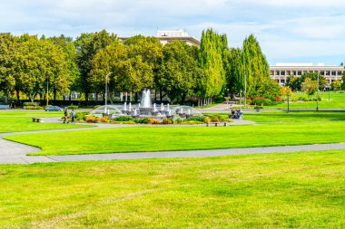 Olympia, Washington 'daki Washington State' in başkentinde çeşmeli ve yaya geçitli kampüs manzarası.
