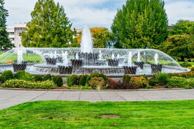 Olympia 'daki Washington State' in başkentindeki çeşmenin manzarası.