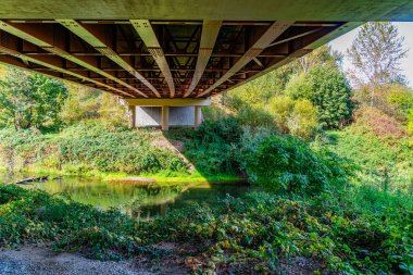 Kent, Washington 'daki bir karayolu köprüsünün altından bir manzara.
