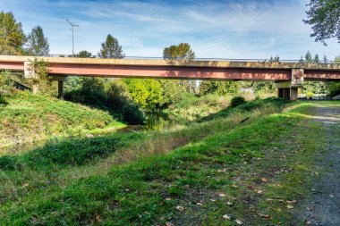 Kent, Washington 'daki bir karayolu köprüsünün altından bir manzara.