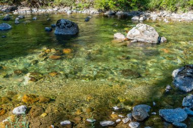 North Bend, Washington 'daki Snoqualmie Nehri' nde kayaların yakın plan çekimi..