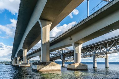 Seattle, Washington 'daki etkileyici köprülerin altından bir manzara.