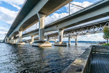 Seattle, Washington 'daki etkileyici köprülerin altından bir manzara.
