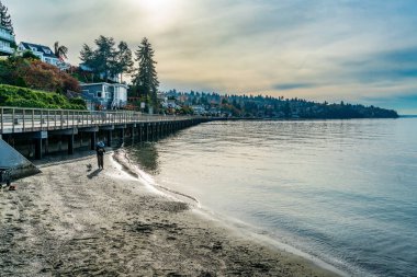 Washington, Redondo Beach 'te bulutlu bir günde tahta kaldırım..