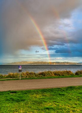 Ruston, Washington 'da suyun üzerinde parlak gökkuşağı.