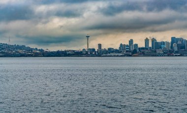 Yağmurlu bir günde Seattle, Washington 'da gökyüzü manzarası.