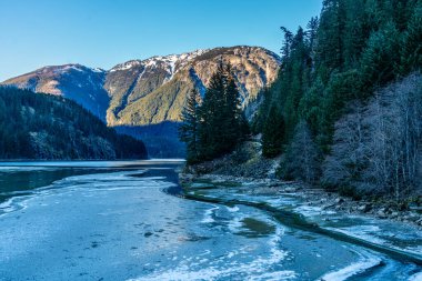 Kışın Skagit Nehri 'nin manzarası. Üstünde buz tabakası olan..