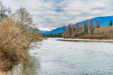 Washington 'da Skagit Nehri' nin 20. karayolu boyunca manzarası.
