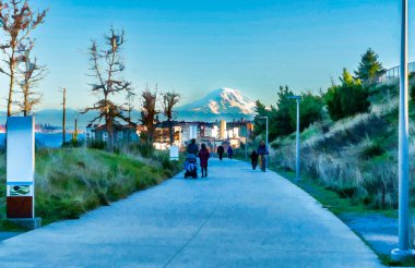 Washington, Ruston 'da bir apartman dairesi ve Rainier Dağı yürüyüş alanı oluşturur..