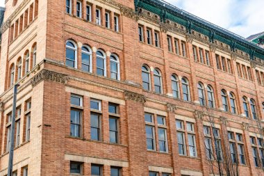 Tacoma, Washington 'daki eski belediye binasının pencereleri..