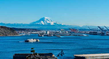 Uzakta Rainier Dağı ile Tacoma Limanı manzarası.