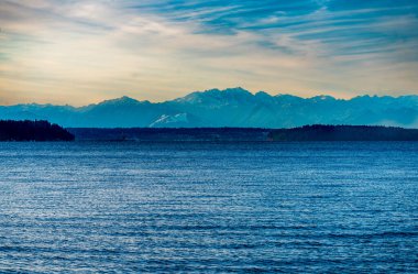 Burien, Washington 'daki Seahurst Beach Park' taki Puget Sound ve dağların manzarası..