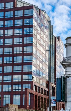 Tacoma, Washington 'daki bir binanın penceresinin görüntüsü.