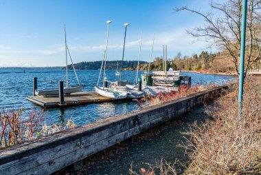 Washington, Renton 'daki Gene Coulon Parkı' ndaki bir rıhtımın tepesinde küçük yelkenli tekneleri duruyor..