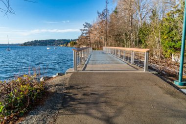 Renton, Washington 'daki Gene Coulon Park' ta yürüyen bir köprü..