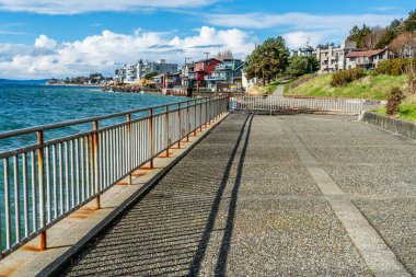 Batı Seattle, Washington 'da bir sahil yolu..