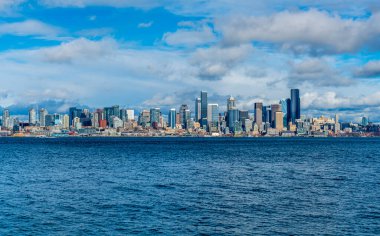 Seattle, Washington 'daki Elliott Körfezi' nin ufuk çizgisi manzarası.