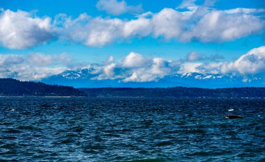 Washington 'daki Puget Sound' un karşısındaki Olimpiyat Dağları 'ndan bir veiw..