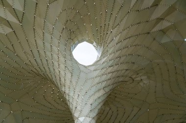 Bellevue, Washington 'da halka açık bir sanat yapısının yakın çekimi..