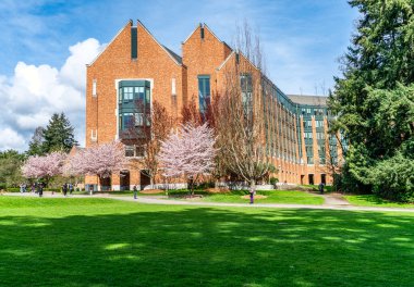 Seattle 'daki Washington Üniversitesi' nin kampüsündeki bir binanın manzarası..