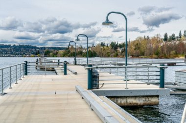 Renton, Washington Gene Coulon Park'ta bir iskele bir görünümünü.