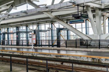 Washington 'daki Angle Gölü' ndeki Link Light Tren İstasyonu 'ndaki rayların görüntüsü.