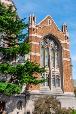 Seattle 'daki Washington Üniversitesi' nde bir binanın altından bir veiw..