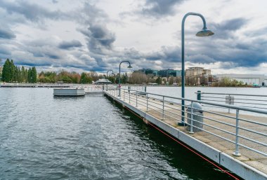 Renton, Washington Gene Coulon Park'ta bir iskele bir görünümünü.