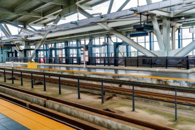 Washington 'daki Angle Gölü' ndeki Link Light Tren İstasyonu 'ndaki rayların görüntüsü.
