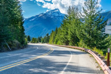 Washington 'daki Cascades 20 otoyolunun manzarası..