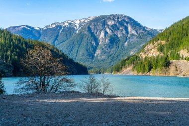 Washington 'da Cascade 20 otoyolu boyunca Diablo Gölü ve dağ manzarası.