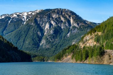 Washington 'da Cascade 20 otoyolu boyunca Diablo Gölü ve dağ manzarası.