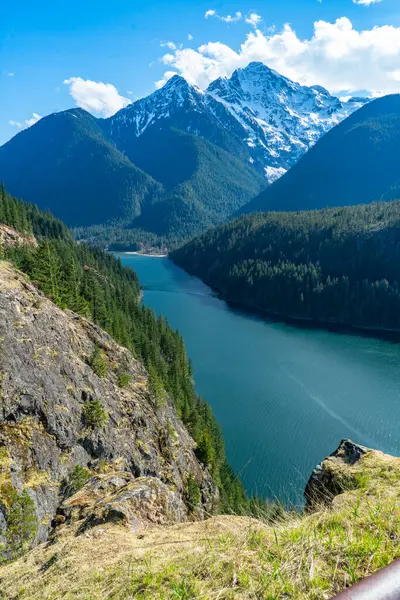 Washington 'daki Kuzey Şelaleleri Otobanı boyunca uzanan dağlar ve su manzarası.