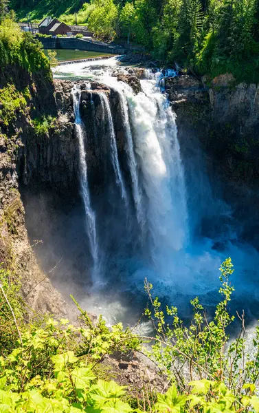 Görkemli Karlı Şelaleler 'den aşağı çağlayan bir su veiw' i..