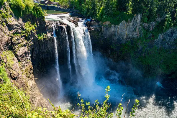 Görkemli Karlı Şelaleler 'den aşağı çağlayan bir su veiw' i..